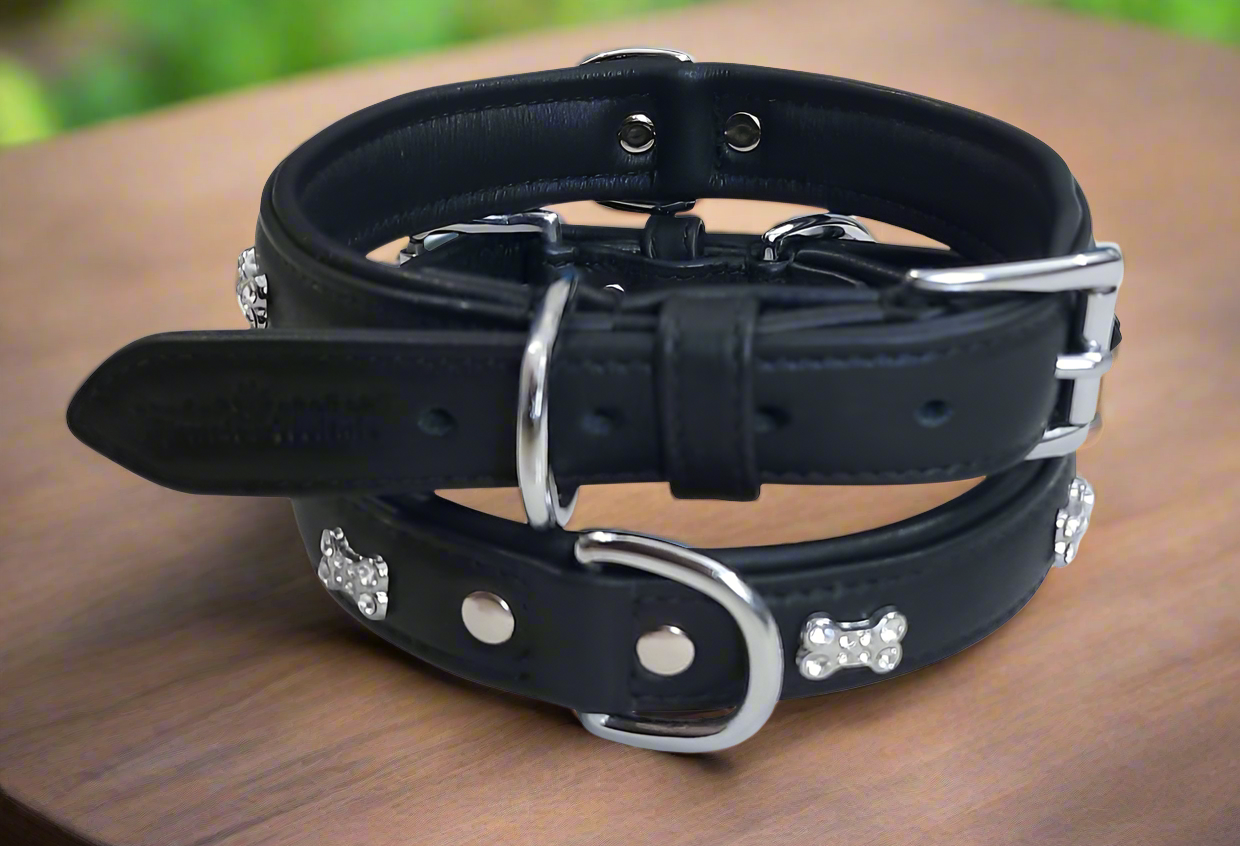 Pfoetchenwelt leder Hundehalsband mit Strassknochen
